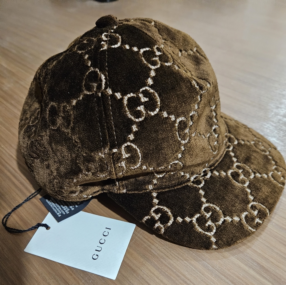 New Gucci Brown Velvet baseball cap with pink interior